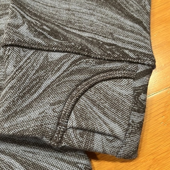 ATHLETA girl hoodie with a kangaroo pocket size xlarge (14) . - Picture 5 of 7